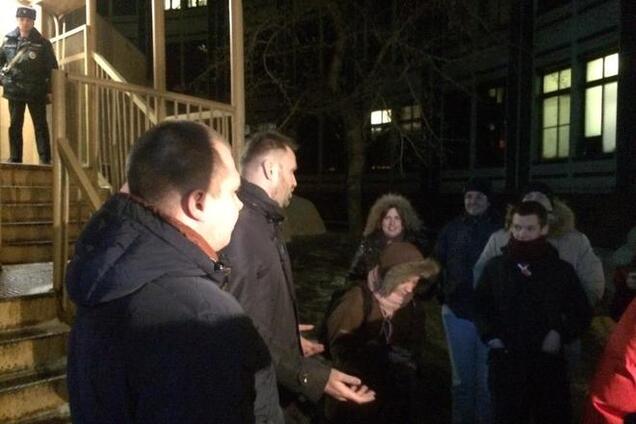 Навального отпустили из отделения полиции. Фотофакт