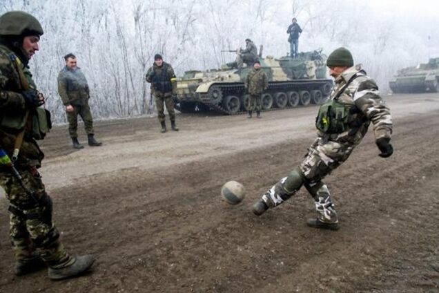 Украинские военные играют в футбол под Дебальцево: сюрреалистическое видео  - Украина | Обозреватель | OBOZ.UA