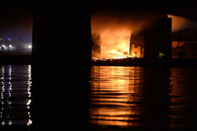 В центре Варшавы вспыхнул мост через Вислу: фото и видео пожара