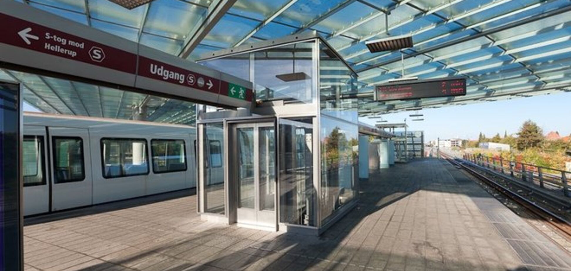 В Копенгагене становится горячо: мужчина открыл огонь по полицейским возле метро