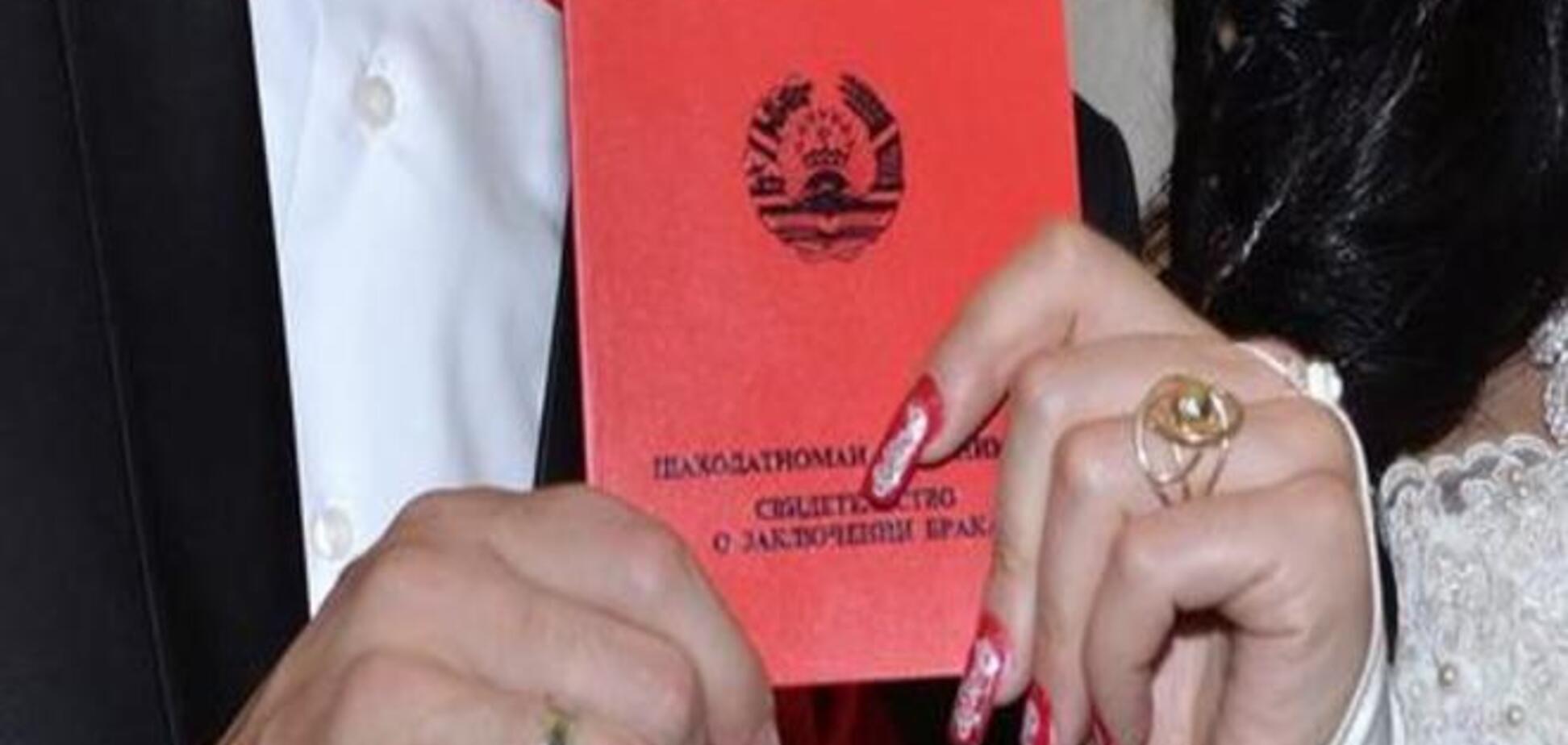 В Таджикистане решили бороться с родственными браками
