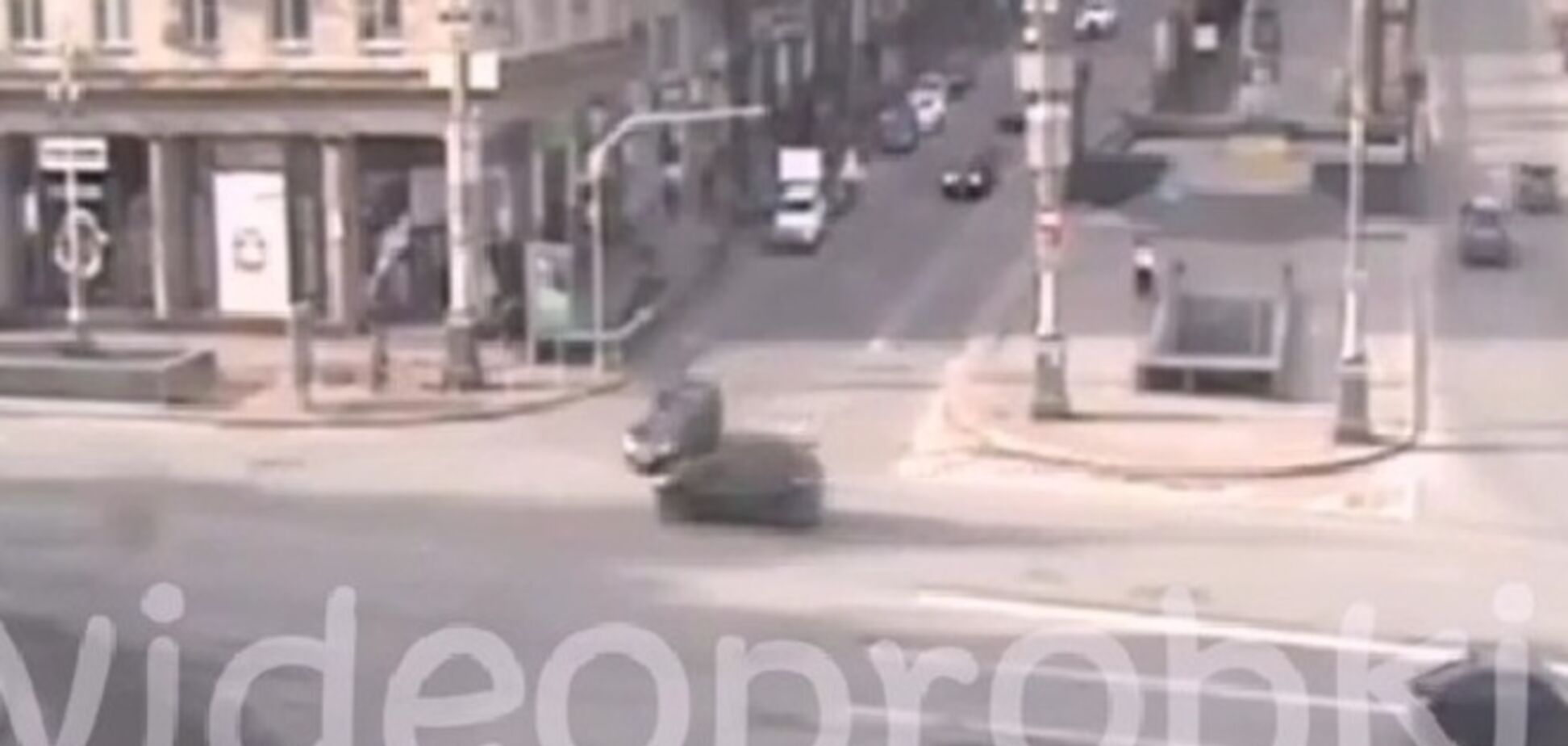 В Киеве водитель выскочил на Крещатик на красный свет: опубликовано видео ДТП