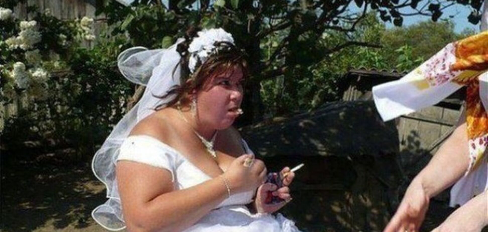 Неудачные свадебные фото, на которых невестам очень не повезло попасть в кадр