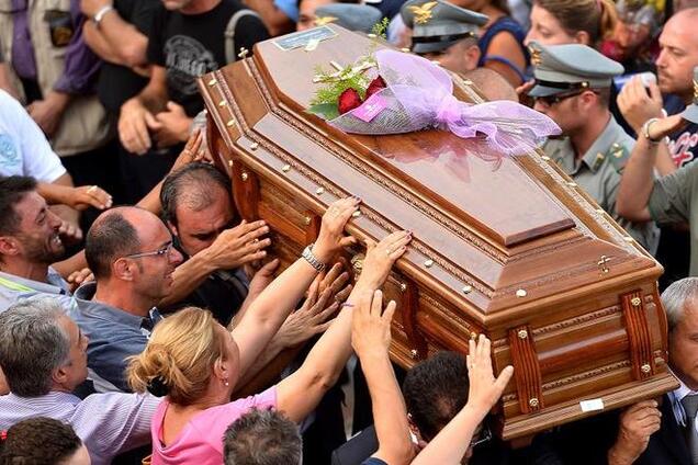 В Италии на похоронах развалился гроб за €2,3 тысячи: родственники в ужасе