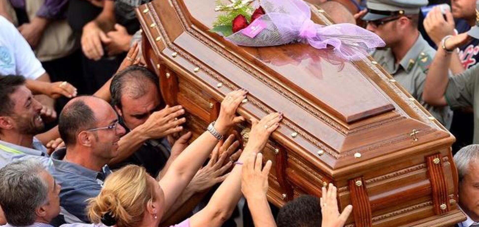 В Италии на похоронах развалился гроб за  €2,3 тысячи: родственники в ужасе