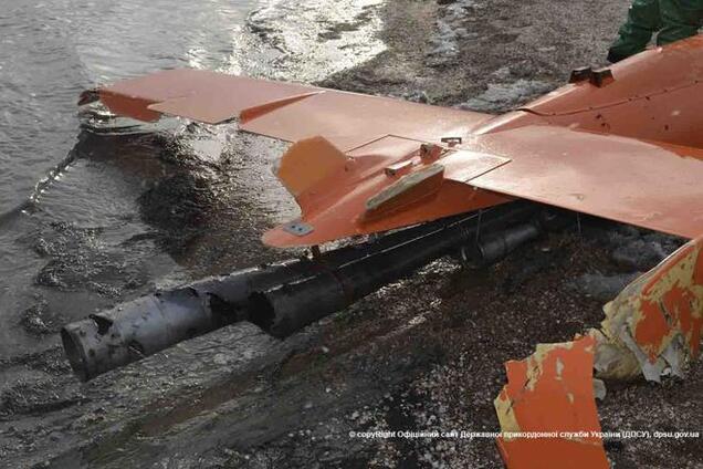 Пограничники нашли в Азовском море сбитый беспилотник: фото вражеского дрона