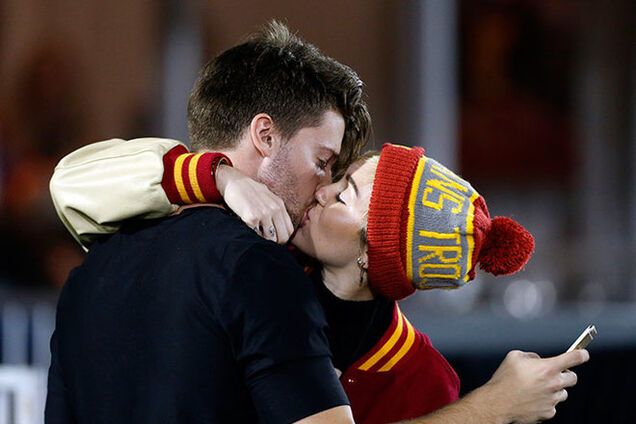 Сын Шварценеггера публично признался в любви Майли Сайрус