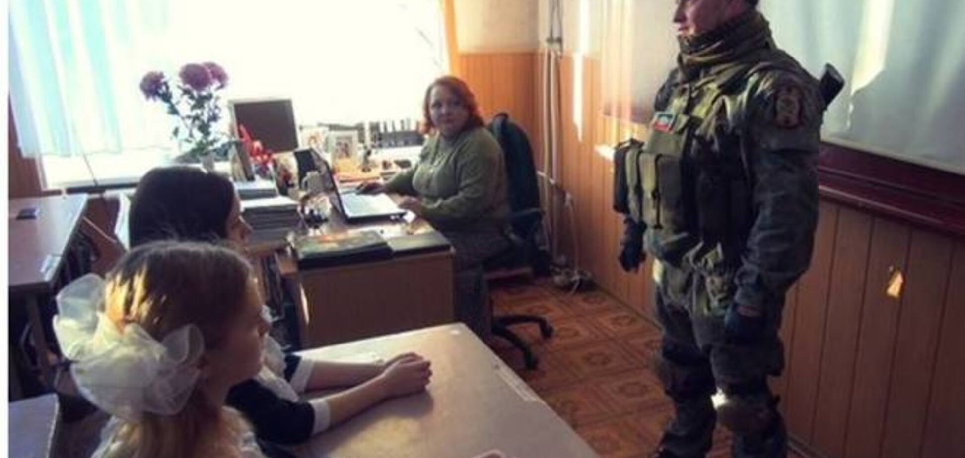 Донецк. Боевик проводит в школе "урок мужества"
