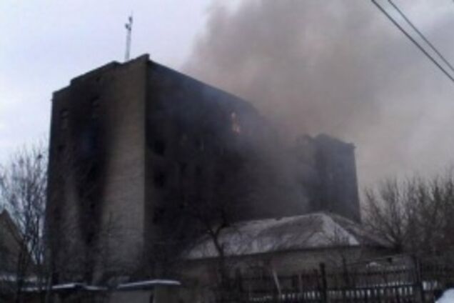 В Дебальцево прямым попаданием снаряда боевиков разрушено здание милиции