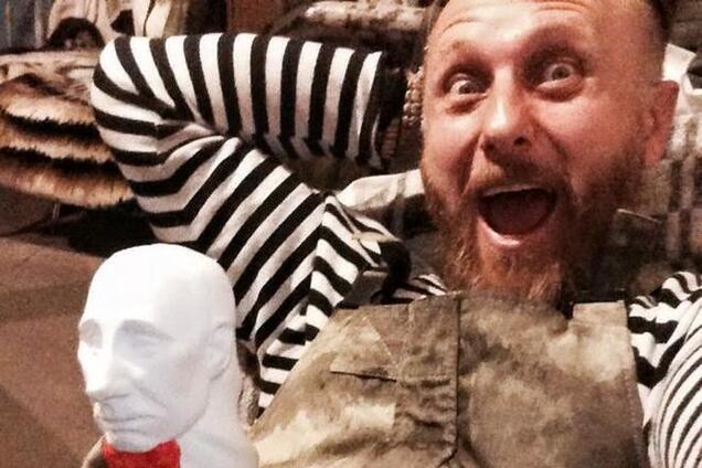 Рэпер Ларсон показал фигурку в виде пениса с лицом Путина