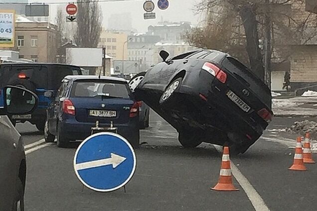 В Киеве произошло 'каскадерское ДТП': опубликованы фото