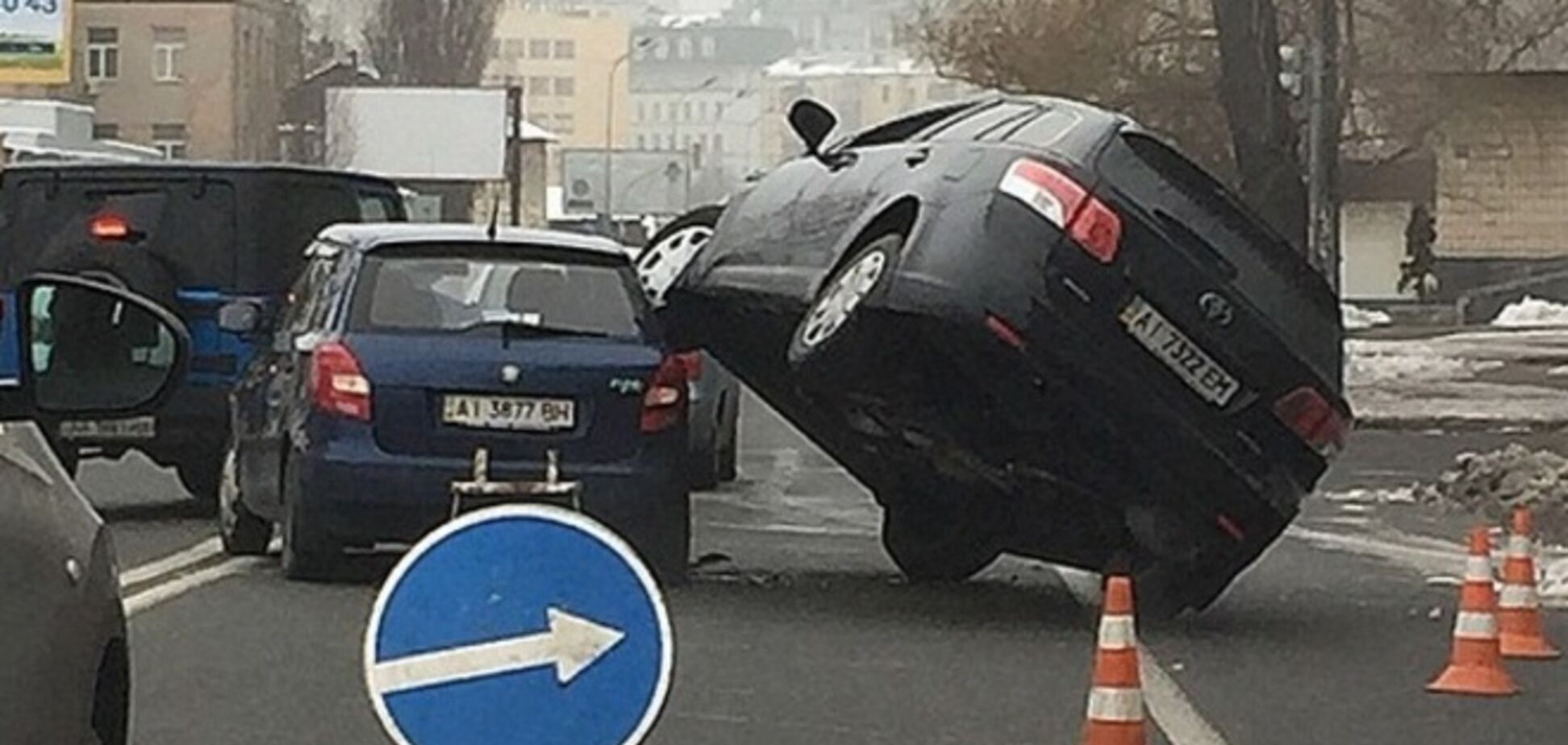 В Киеве произошло 'каскадерское ДТП': опубликованы фото