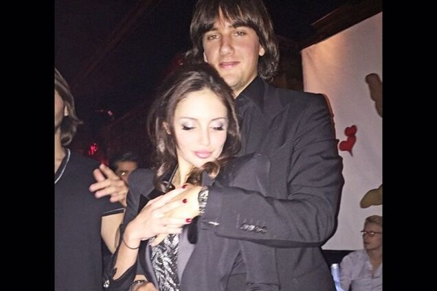 Сын Кернеса отметил свой день рождения в ночном клубе вместе с красоткой-подружкой