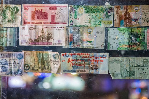 Туристи пишуть проукраїнські гасла на грошах в Єгипті: опубліковано фото