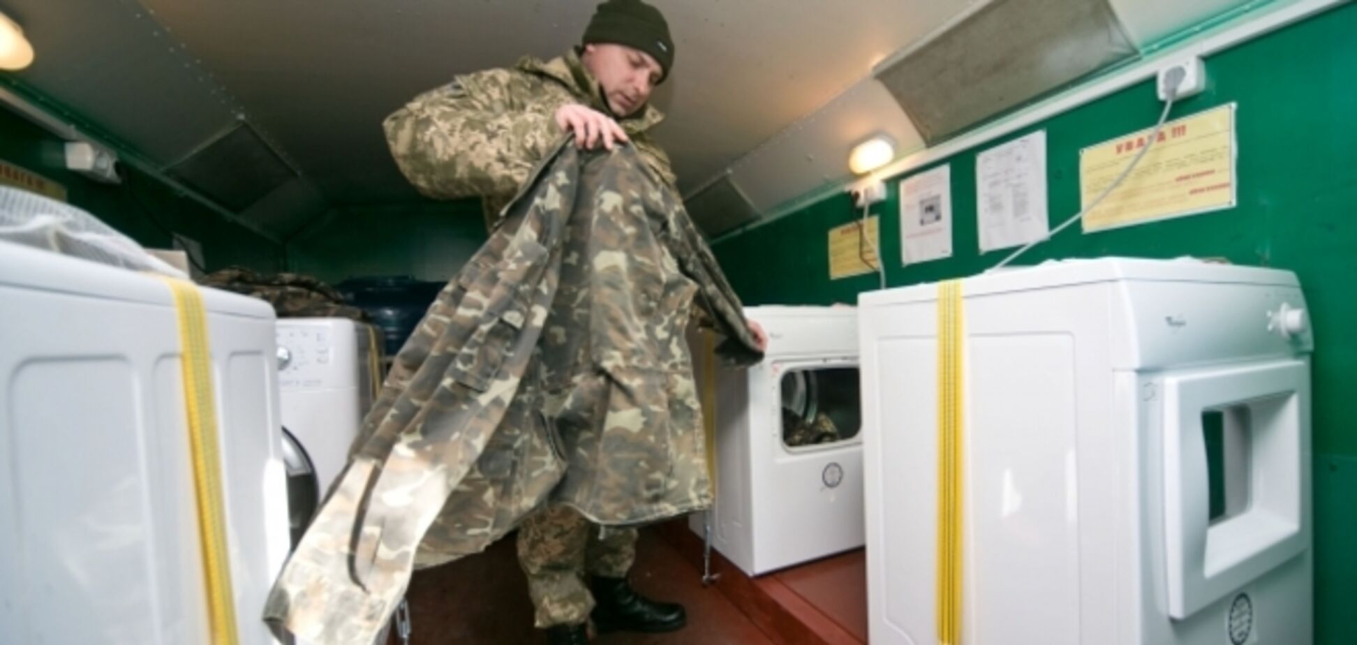 Жена Порошенко привезла бойцам АТО мобильные стиральные комплексы: опубликованы фото