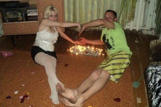 Романтика по-русски: лепестки роз среди ободранных обоев