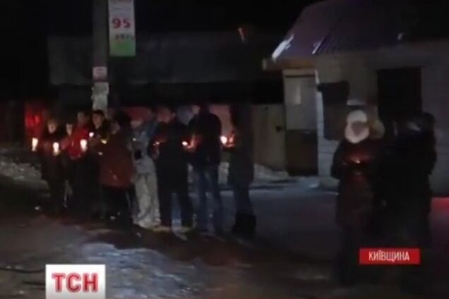 На Киевщине все село вышло встречать погибшего героя АТО: опубликовано видео