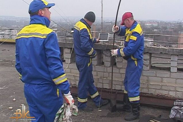 В Киеве коммунальщики отключают должникам лифты и вывешивают 'списки'