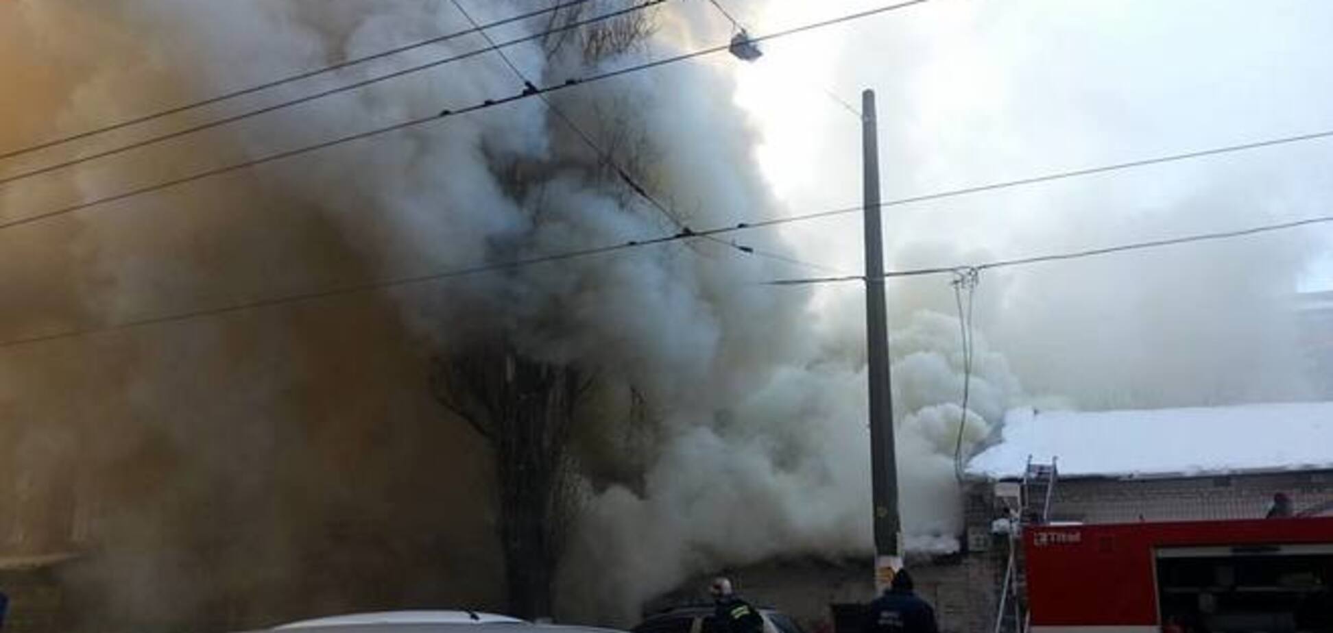 В центре Киева сгорел частный дом, есть пострадавший: опубликовано фото и видео