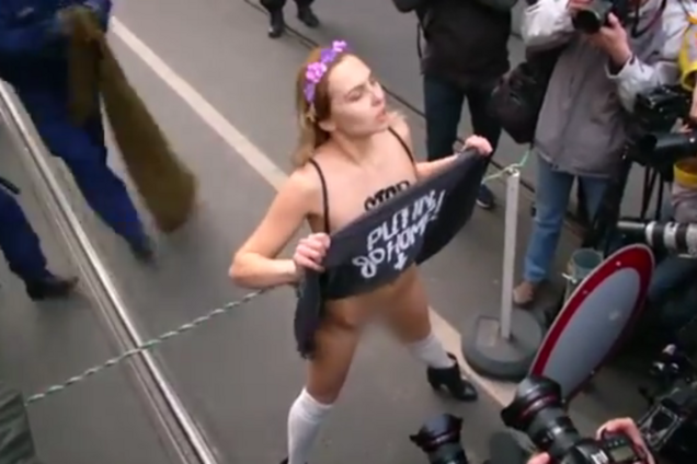 'Х * йло, їдь додому!' Активістка Femen роздяглася у Будапешті через Путіна: Відеофакт