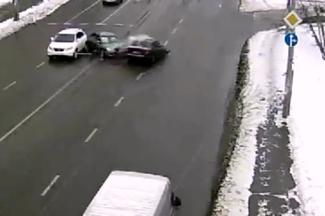 В Киеве произошло крупное ДТП: Mitsubishi на встречной сбил BMW