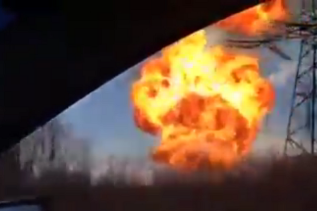 Под Дебальцево снаряд попал в газопровод, вырвался столб мощного пламени: видеофакт