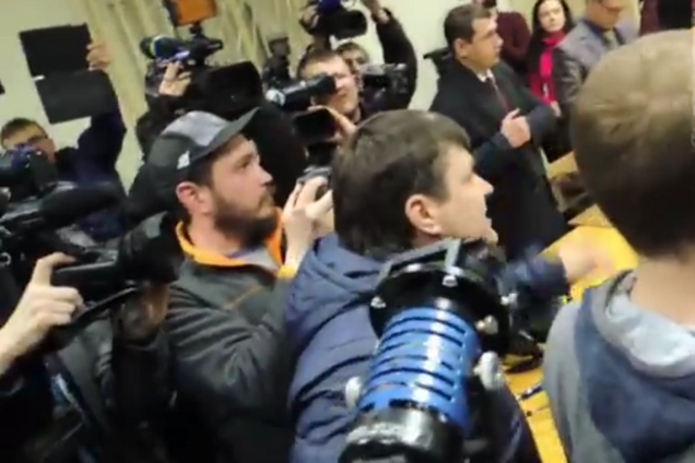 'Не бери грех на душу!' Луганчанин пообещал проклясть адвоката Ефремова: видеофакт