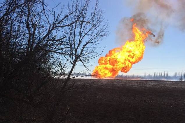 Украинские журналисты попали под обстрел у Дебальцево: пробило газопровод, пламя достигло 25 м. Видеофакт