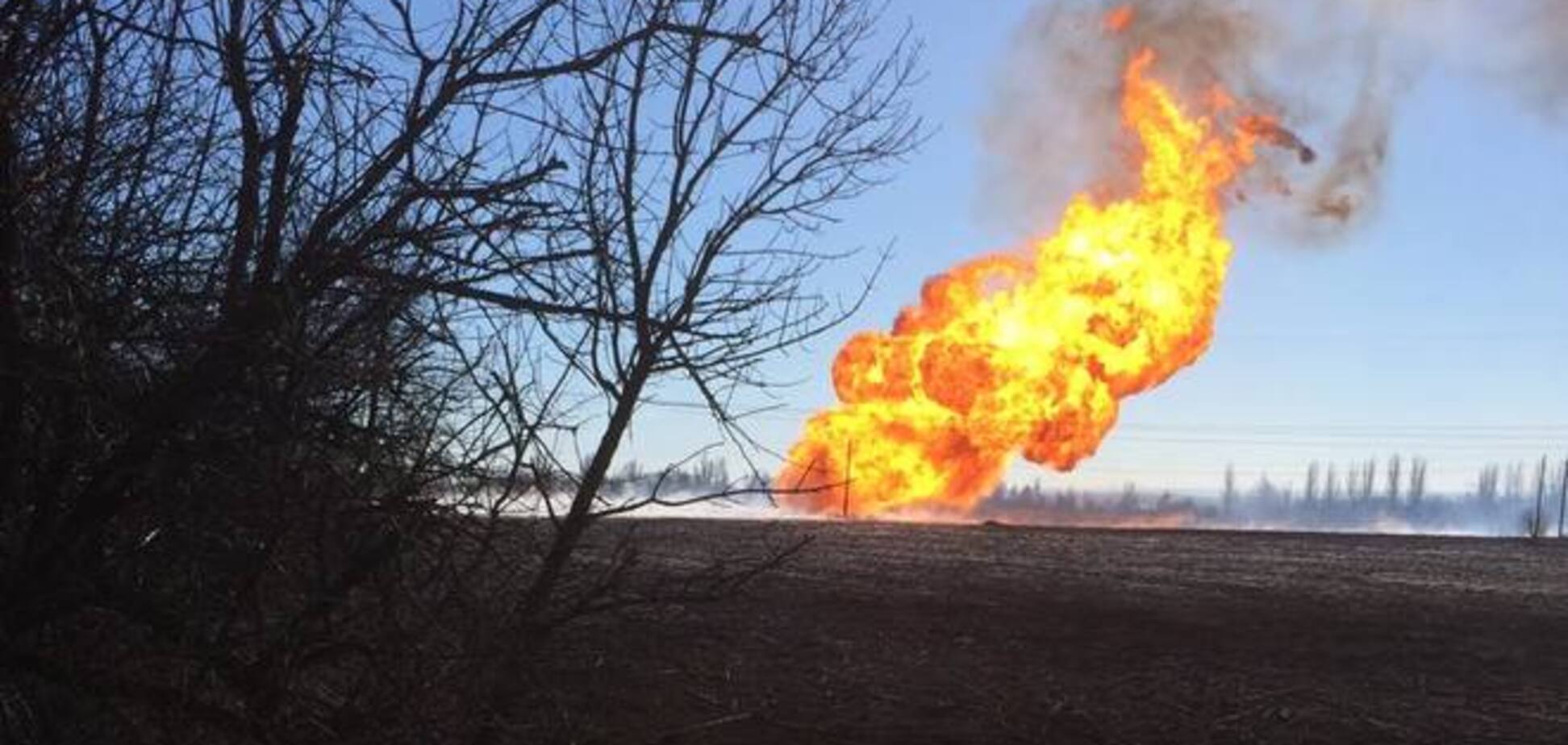 Украинские журналисты попали под обстрел у Дебальцево: пробило газопровод, пламя достигло 25 м. Видеофакт