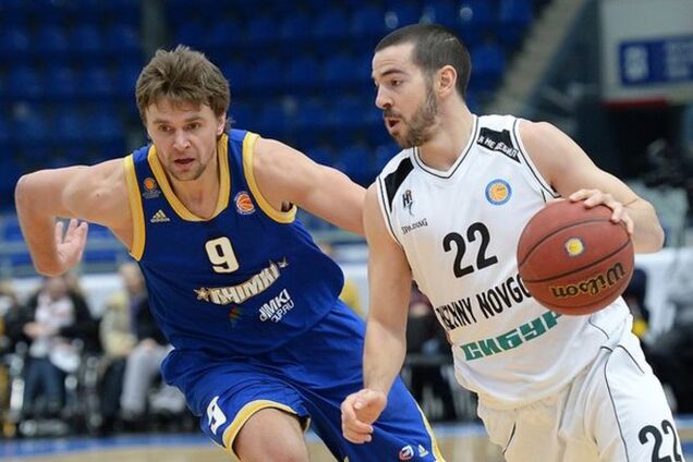 Российский комментатор в прямом эфире назвал игрока 'дебилом': видео оскорбления