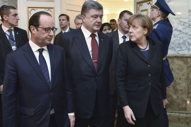 Порошенко обсудил с Меркель и Олландом нарушение террористами перемирия