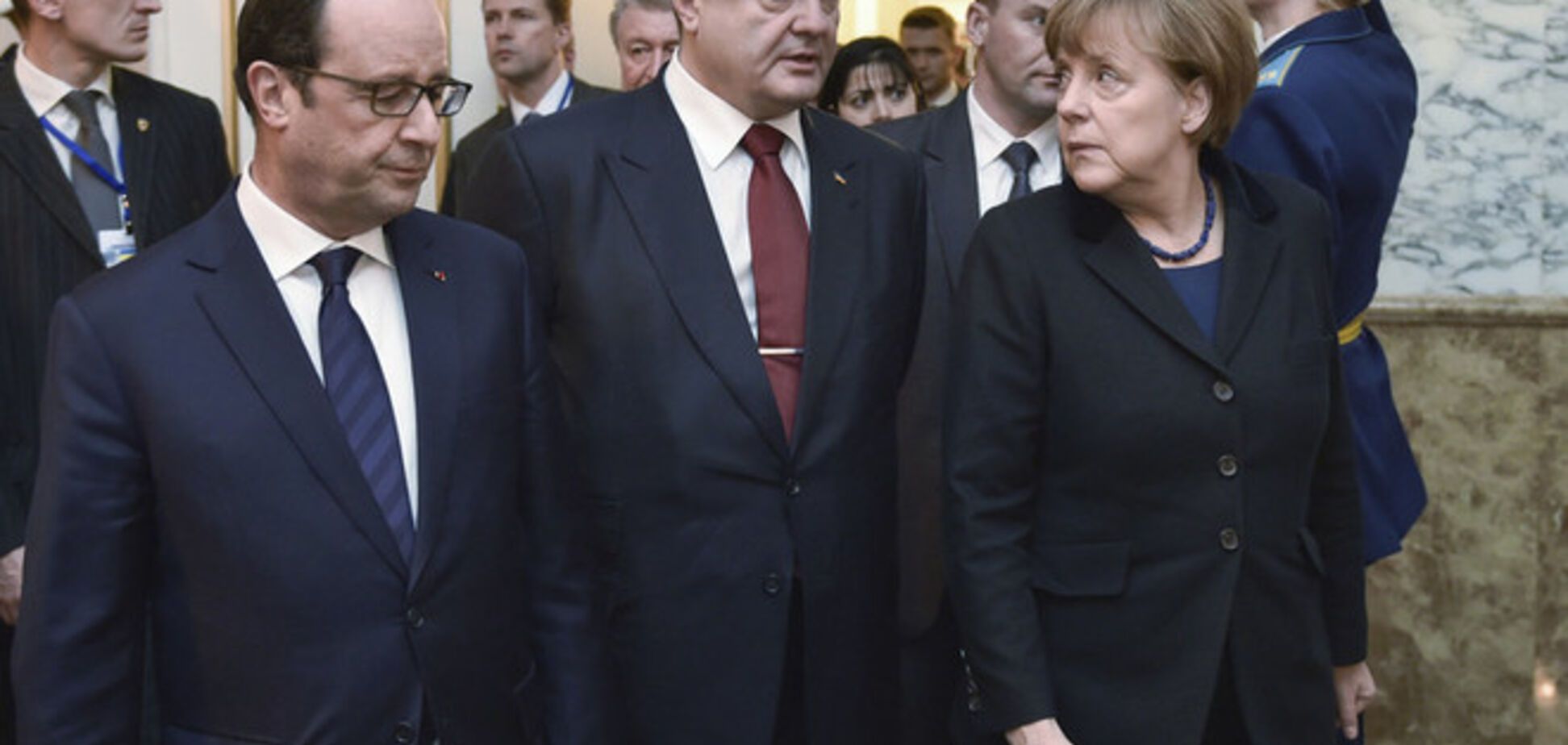 Порошенко обсудил с Меркель и Олландом нарушение террористами перемирия