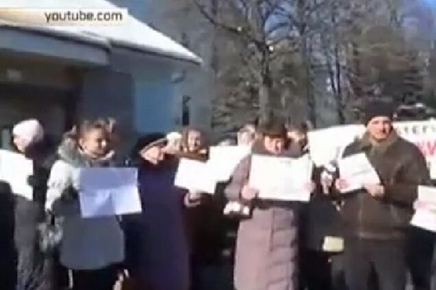 Женщины, назвавшиеся матерями бойцов из Дебальцево, перекрыли проспект в Киеве