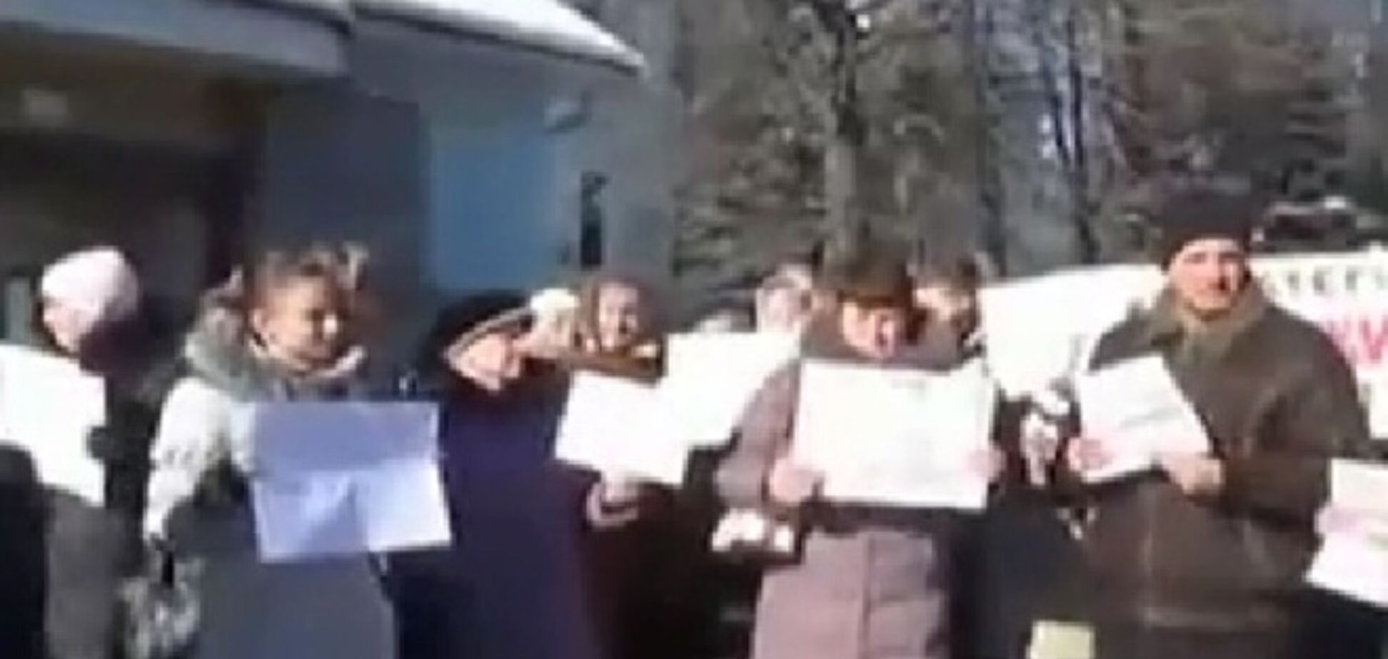 Женщины, назвавшиеся матерями бойцов из Дебальцево, перекрыли проспект в Киеве