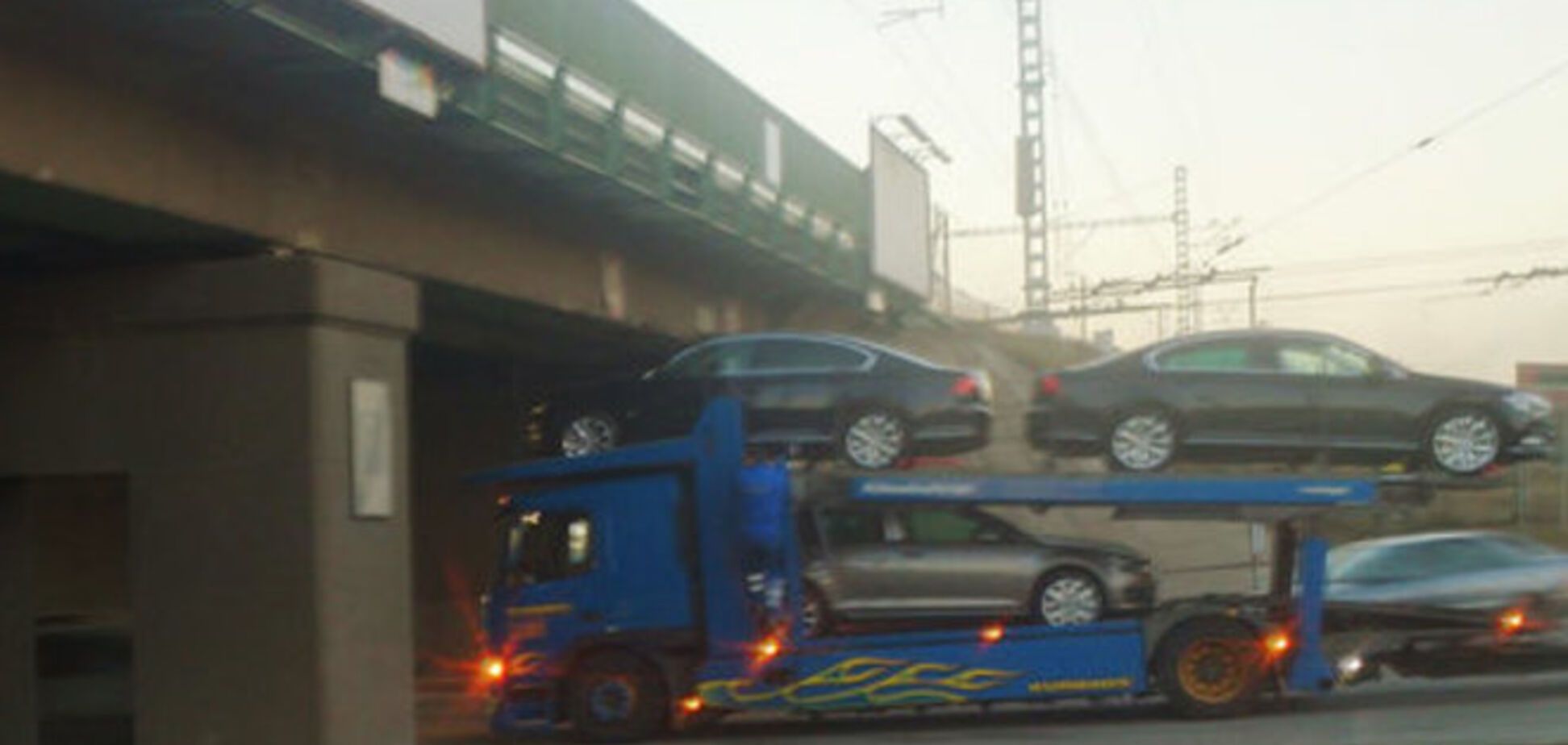 В Таллине трейлер-'миллиметражист' чудом затормозил в шаге от виадука: фотофакт