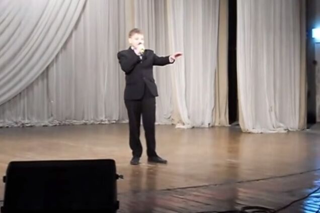 Школьник спел песню о Путине, который спас Россию от 'кровожадной орлицы с Запада'. Видео 'хита'