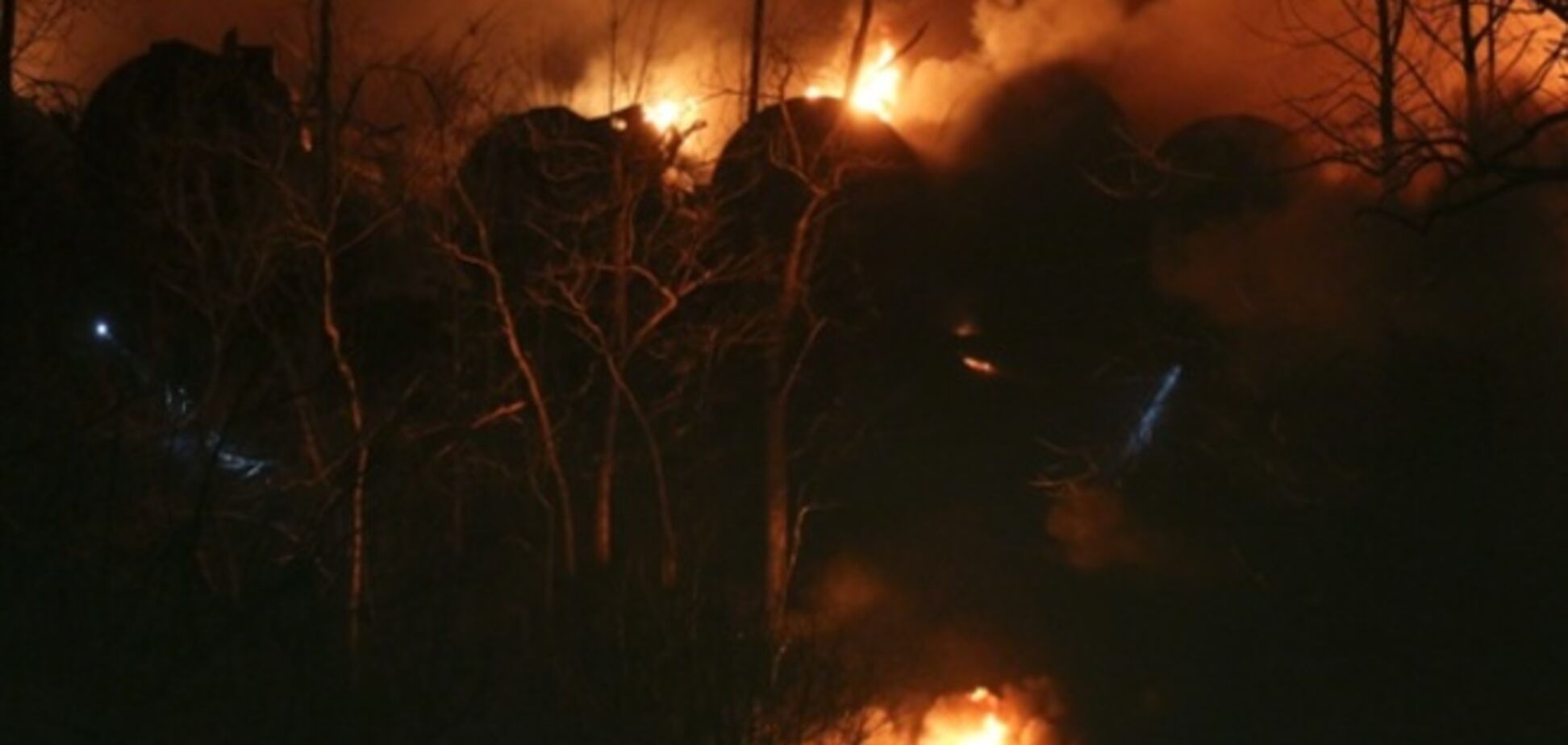 В США сошел с рельс поезд с нефтью: начался пожар. Фото- и видеофакт