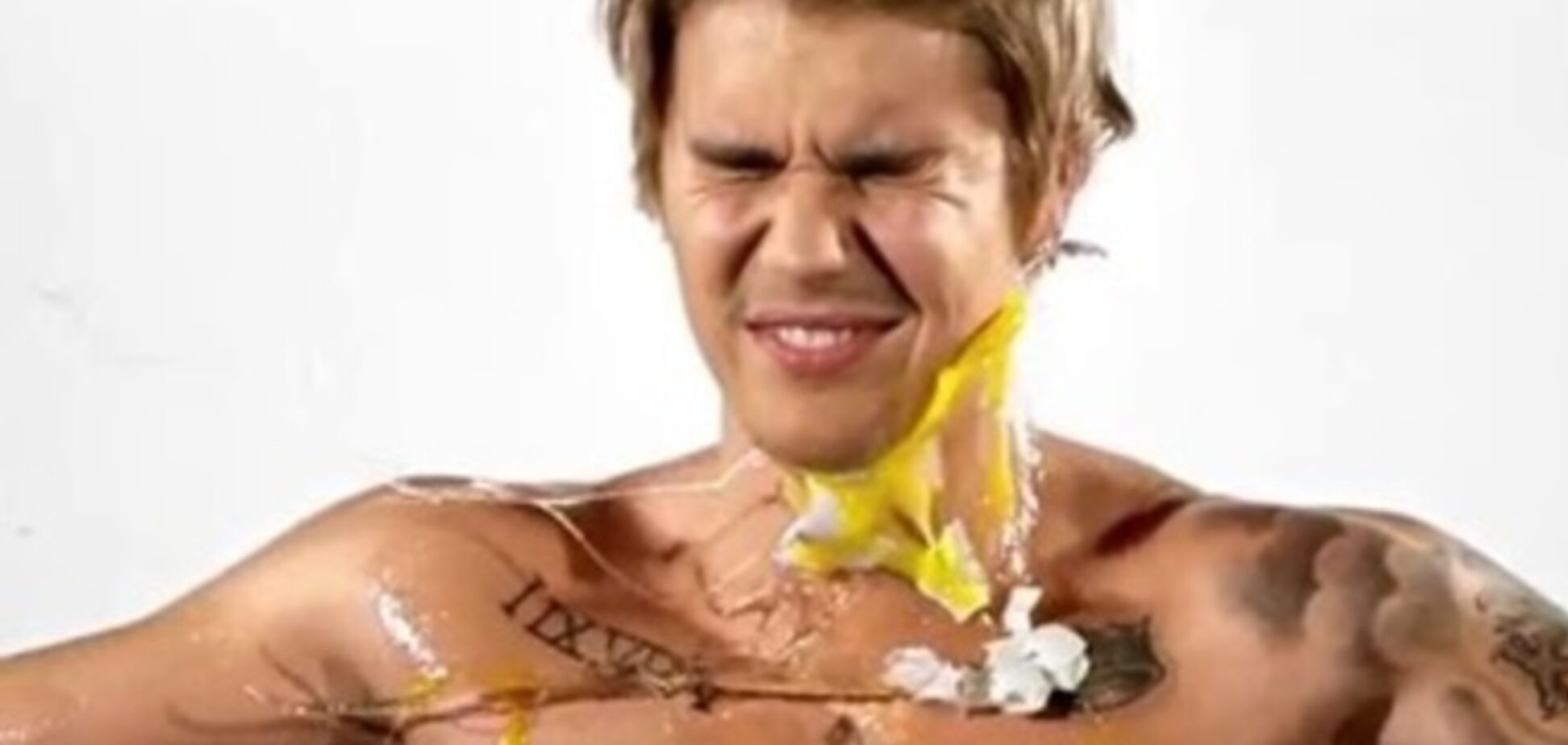 Фанаты забросали Джастина Бибера яйцами