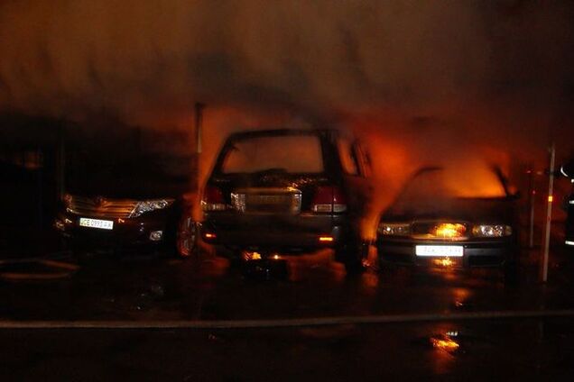 В Киеве во дворе жилого дома ночью сгорели 4 автомобиля: опубликованы фото и видео