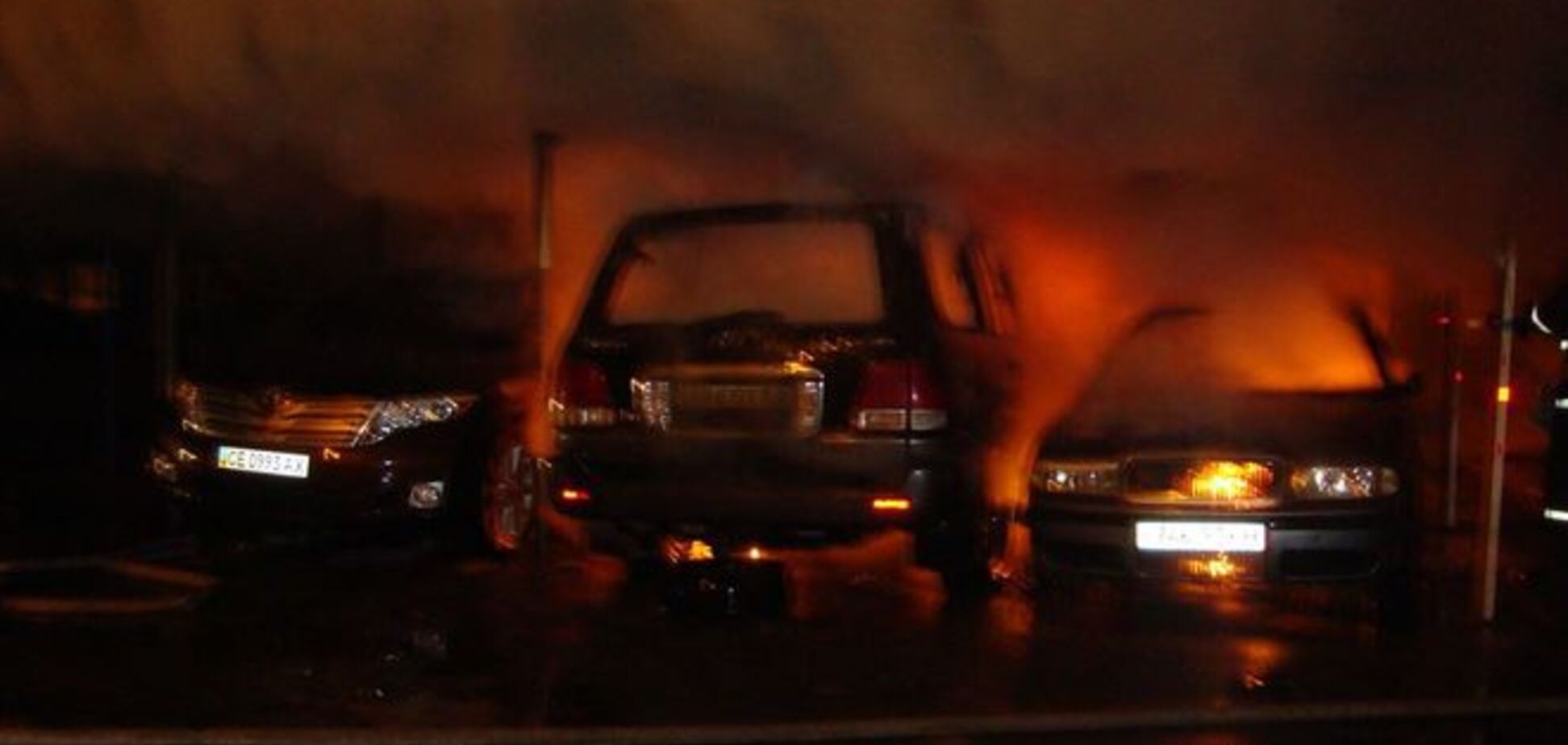 В Киеве во дворе жилого дома ночью сгорели 4 автомобиля: опубликованы фото и видео