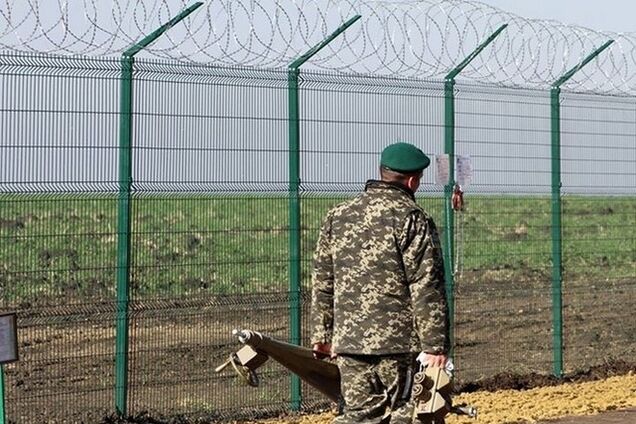 Яценюк пообещал достроить укрепления на границе с Россией и придумал новый проект