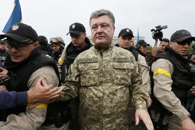 Порошенко экстренно отправился в зону АТО, вечером запланировано заседание СНБО