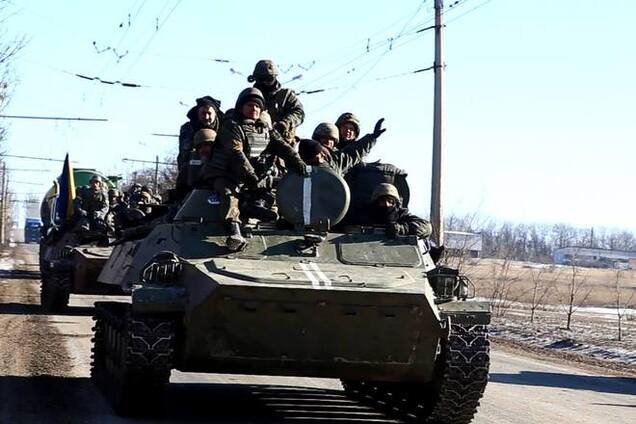 Фото покинувших Дебальцево украинских военных: вышли уставшие, но с оружием, техникой и флагами