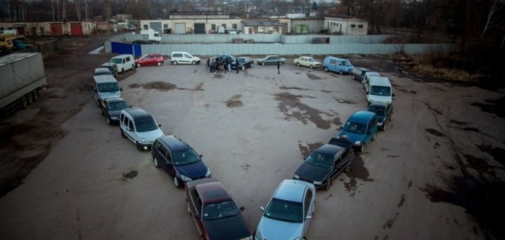 Парень сделал предложение любимой, 'нарисовав' сердце из 22 машин