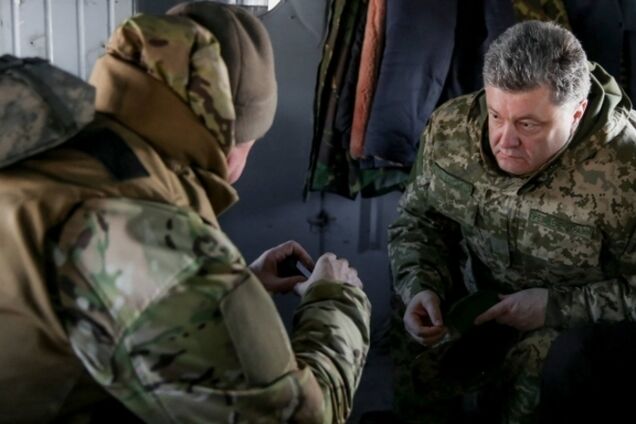 Порошенко в Артемовске навестил выведенных из Дебальцево бойцов и поздравил нового Героя: опубликованы фото
