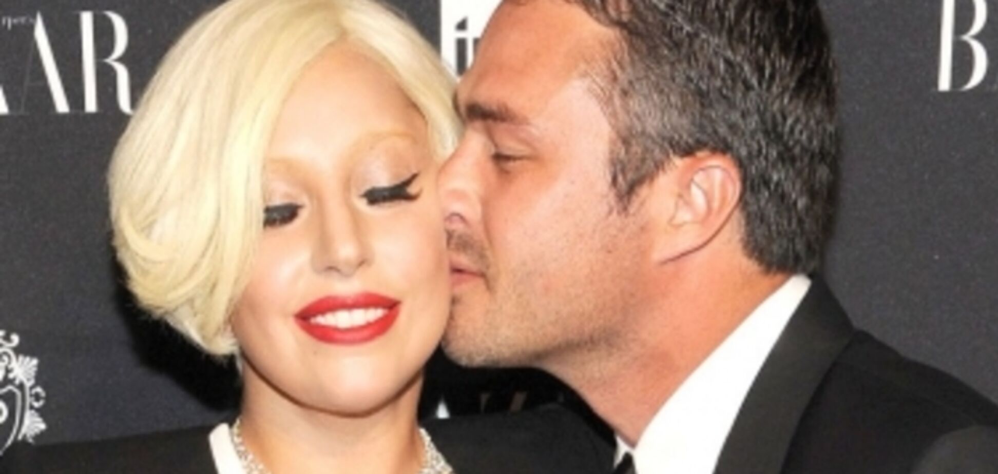 Леди Гага обручилась и похвасталась кольцом за полмиллиона долларов