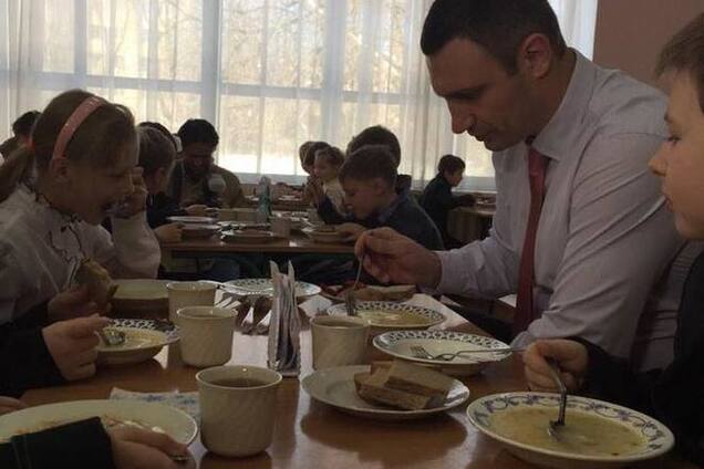 Кличко позавтракал в школьной столовой: опубликованы фото