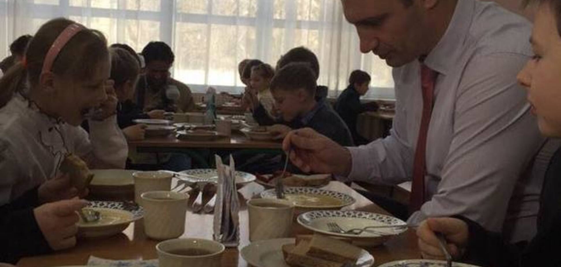 Кличко позавтракал в школьной столовой: опубликованы фото