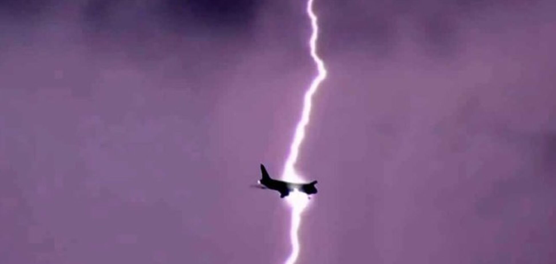 В московском аэропорту молния ударила в приземлявшийся самолет