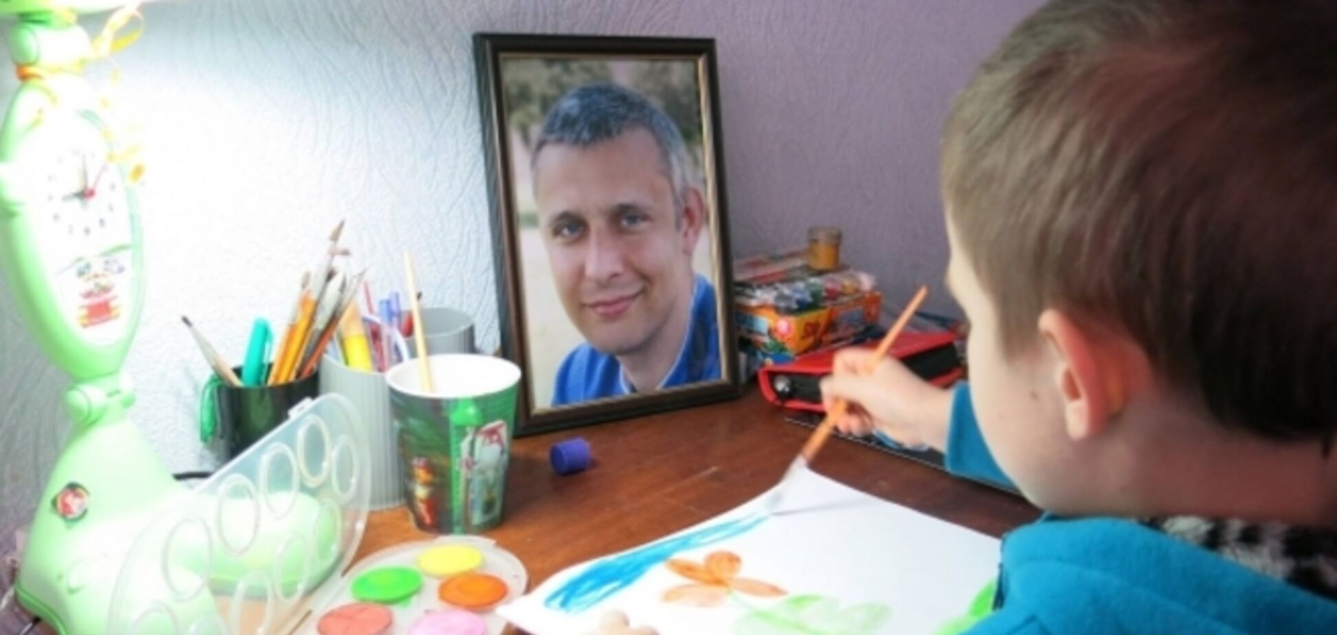5-летний сын застреленного год назад журналиста Веремия передает рисунки бойцам АТО